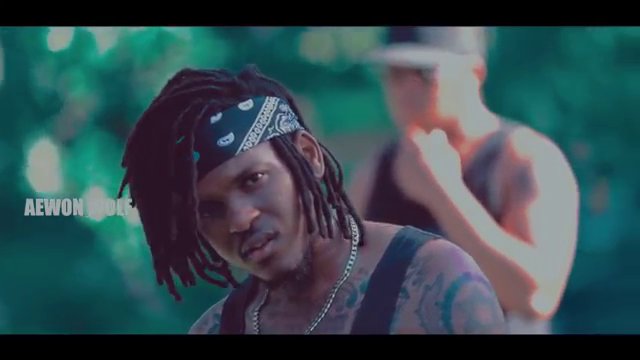 Talkmuzikdotcom's tweet photo. DOWNLOAD VIDEO: Khuli Chana x Aewon Wolf x Gemini Major – Walking And Dabbing https://t.co/8eejRp2prx https://t.co/4doQyDeUBw