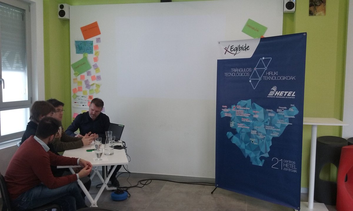 Xabier_Egibide's tweet photo. @HETELFP #HHTEK debatiendo sobre #FPdual en pymes con Joxean Merino de @_perretxiCo_ alumno y profesor de @EGIBIDE https://t.co/O2sUFs1lvQ