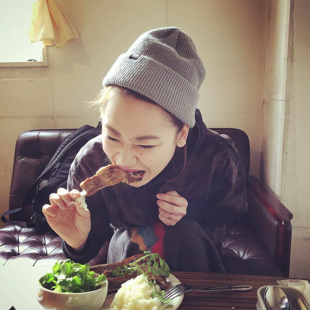 Feelin_ACCHAN's tweet photo. スペアリブ食べる時
いつもこの勢い。
本当に好きなんやろね。
#bcargo #butter #spareribs #スペアリブ #手についた米粒の量ハンパない https://t.co/qnZDty5tuQ