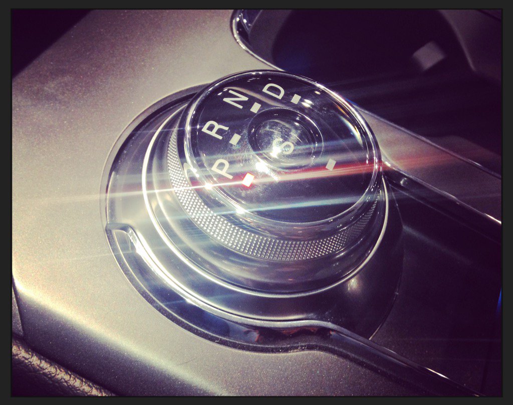 Ford_JackieS's tweet photo. New shift nob, rotary gear shift dial on the #2017Fusion -- take a look here at the @ChiAutoShow! #sportmode #CAS16 https://t.co/JBIZChEK0I