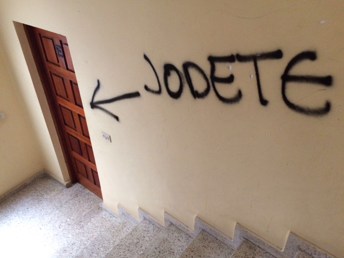 Afisecan's tweet photo. Problemas de convivencia en Comunidades de propietarios.Véase:
* Conflicto creado
*Conflicto resuelto
#HumorVecinal https://t.co/xV2ESPm5Wv