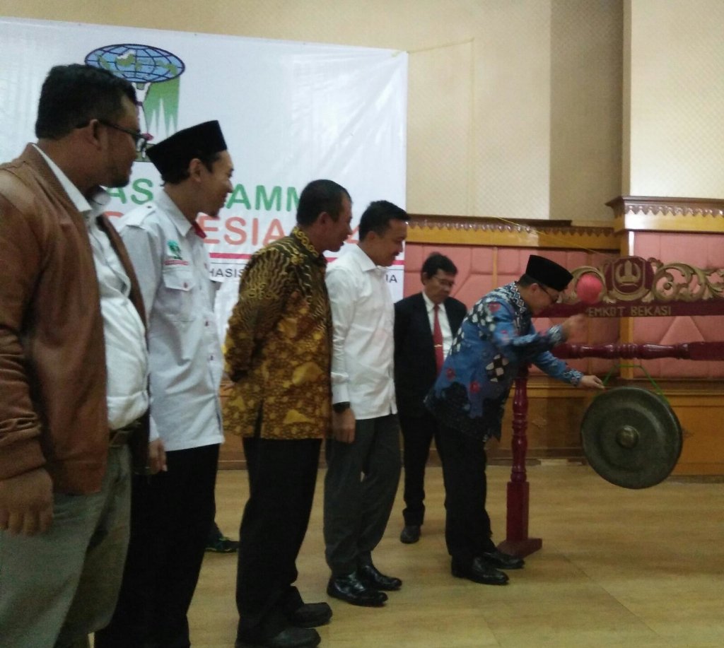 "<a href="/KEMENPORA_RI/">KEMENPORA RI</a>: Menghadapi Indonesia 2045 Kemenpora RI dan KAMMI berada satu garda dalam kepemudaan.  <a href="/KAMMIPusat/">PP KAMMI</a> "