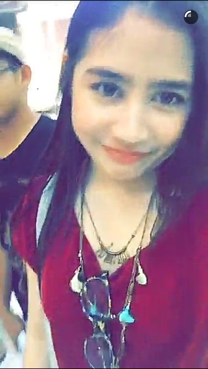 Prillversss_SMG's tweet photo. Cantiiik bgt sih i, yg abis nnton talak 3 sampe baper, sampe mall tutup😁✌ @PrillyBie #WednesdayDate bahagia trs ya😘 https://t.co/EbNZpjHy1H