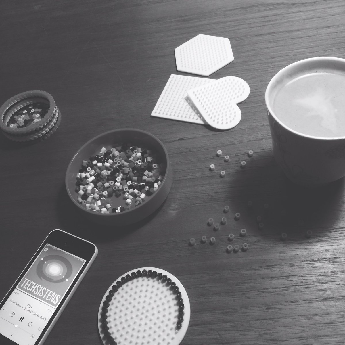 LineMsJ's tweet photo. Ungerne er skredet.. men jeg er jo ikke færdig!!! Nå, trøster mig med kaffe og @techsistens nr 31 #leger"med"ungerne https://t.co/JcyDzlUg9n