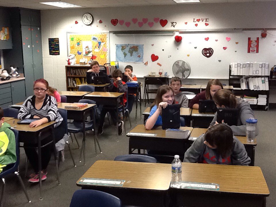 lcomerjcd's tweet photo. ELA success time!
#stopdropntweet
#bethel1
#jade
#jcdsixthgrade https://t.co/1Di1eeFndm