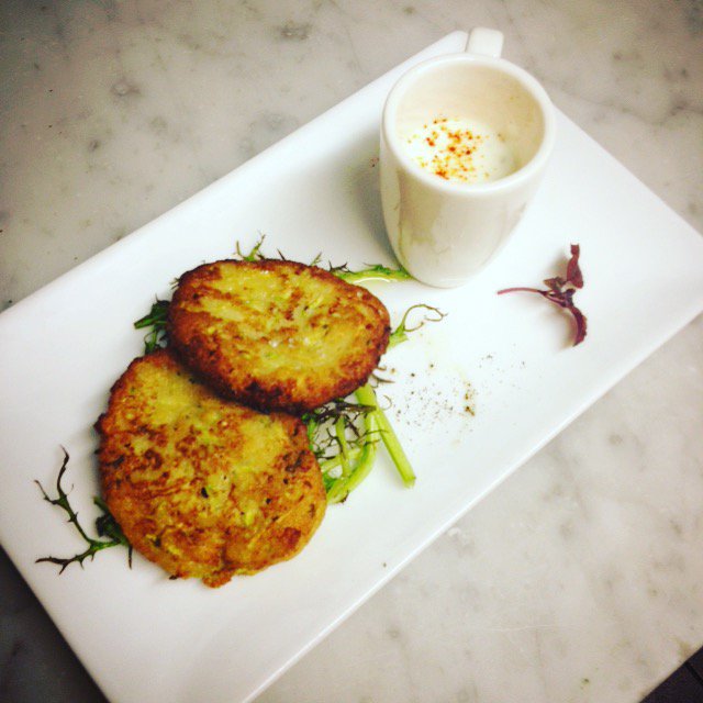 mathiasgiannuzz's tweet photo. Blinis di zucchine e menta con yoghurt al peperoncino https://t.co/768GNBhuNN