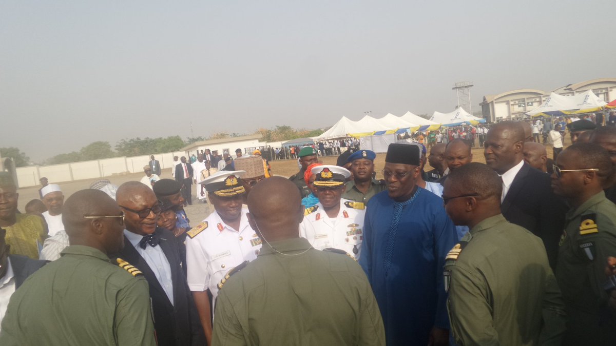 kaffyabdul's tweet photo. @Governor_Ahmed meets #IACHelicopter pilots. #Saymaigida #IACIlorin @Ayourb @KwaraAPC @NGYouths4Change @Kwaralefro https://t.co/s4ZjAAVjWQ