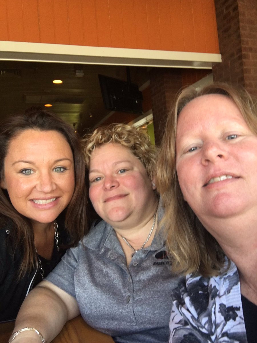 amyj99k's tweet photo. Stopped for lunch! On our way to #FLDVIPN2016 Can't wait! @tappintech @mholt84_holt @Pasco_eSchool https://t.co/u7imknHShY