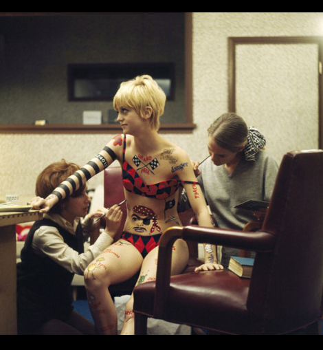 BuzzLamp's tweet photo. The gorgeous Goldie Hawn getting makeup applied while filming Rowan and Martin’s Laugh-In, Los Angeles, 1968. https://t.co/z1LJRBGYim