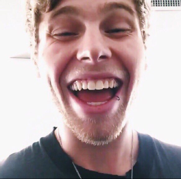 5SOSUpdatingWW_'s tweet photo. Tag a Luke girl 💗 #iHeartAwards #BestFanArmy #5SOSFam -k❤️ https://t.co/yUyA6y6BdZ