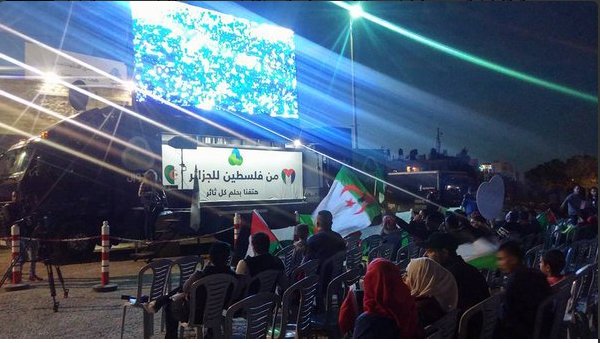 ConstChou's tweet photo. فلسطينيون يشاهدون المباراة  بمدينة رام الله
وحضور العلم الجزائري
اكيد قلب واحد
#الجزاير_فلسطين
#souhilabenlachhab https://t.co/41CPrIEXbw