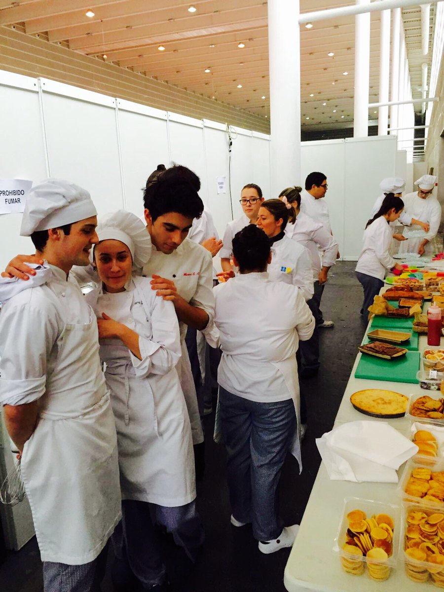 CarlosOrozaCIFP's tweet photo. Showcooking de pastelaría en @edugalgalicia do #CMCOC do @CarlosOrozaCIFP #FP #formacion #ensinopublico https://t.co/jpQdTOiWKb