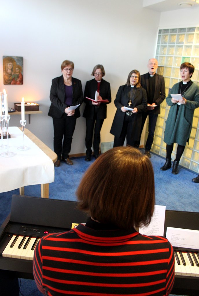 SvKristnaRad's tweet photo. Idag var det återinvigning av kapellet på häktet i Huddinge. Rummet välsignades av @BiskopEva och @KarinWiborn #NAV https://t.co/r5GkWD7o2z