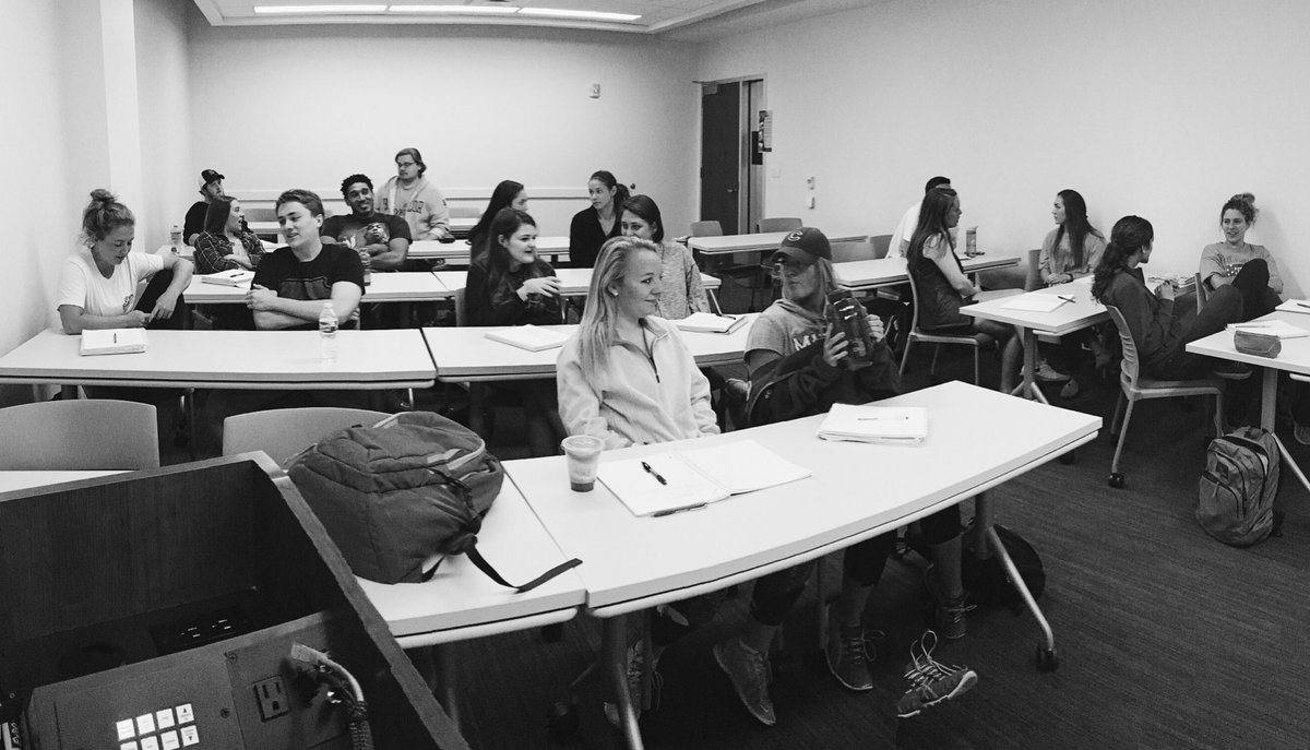 BaylorComm's tweet image. More #BaylorComm students hashing out important topics on this fine Wednesday morning! #css3311 #interpersonalcomm