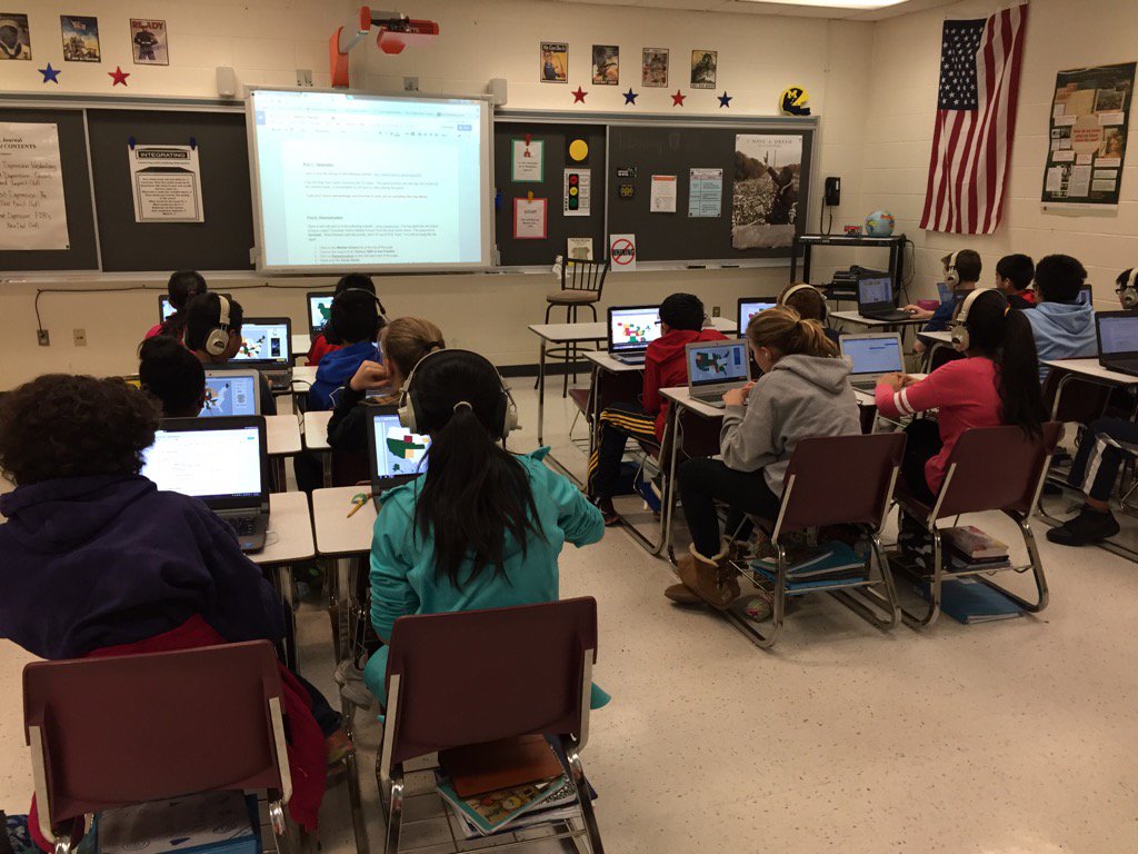 MindiHuggins's tweet photo. @LCPSFarmwell Paperless lesson day in Mrs. Huggins' history class! #FSMSBYOT https://t.co/paupTfT30j