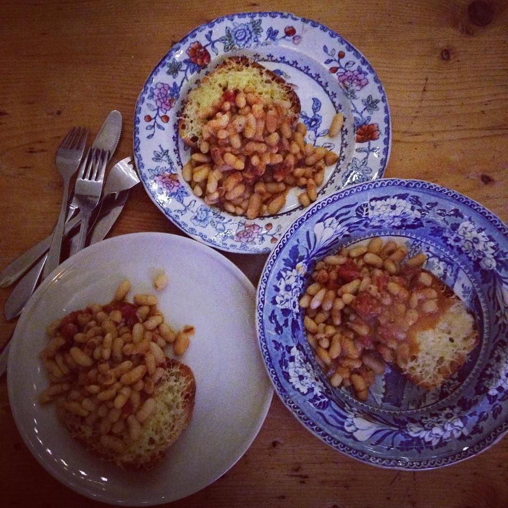 5oclockapron's tweet photo. Beans #bostonbaked & #leftoverfromsundaylunch on toast #sourdough #madetoday + cheese #hom⦠https://t.co/OdDAVwwuWI https://t.co/zB3KpwP9kz