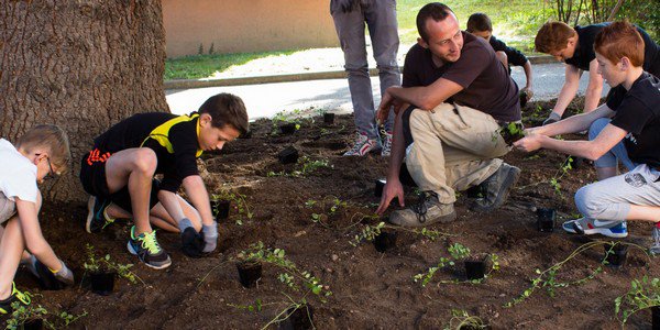Socialter's tweet photo. @pistyles_fr Une coopérative de jardiniers pour cultiver le vivre ensemble. https://t.co/I23BRH4T02 https://t.co/oBeLIvpeKg