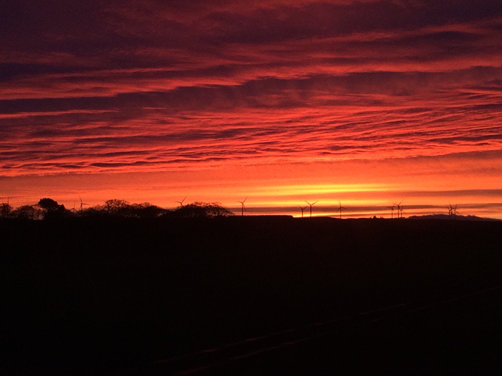helenledge83's tweet photo. Can you spot the #turbines? Beautiful #sunset on way home from @ORECatapult #Glasgow tonight #noedit https://t.co/ysR1XL3CVQ