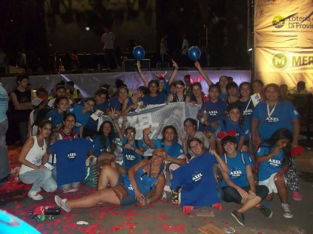 maqulyna's tweet photo. #SóloEllas Presentes en Merlo #AxelEnMerlo. Te queremoos @AxelOficial https://t.co/A3Un5yGRdp