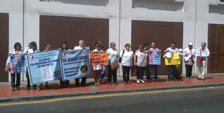 FedMedica's tweet photo. Una delegación de médicos estuvo esta mañana en el frontis del MEF,  reclamando el cumplimiento del Acta del 2014 https://t.co/BiFFJhIdDE
