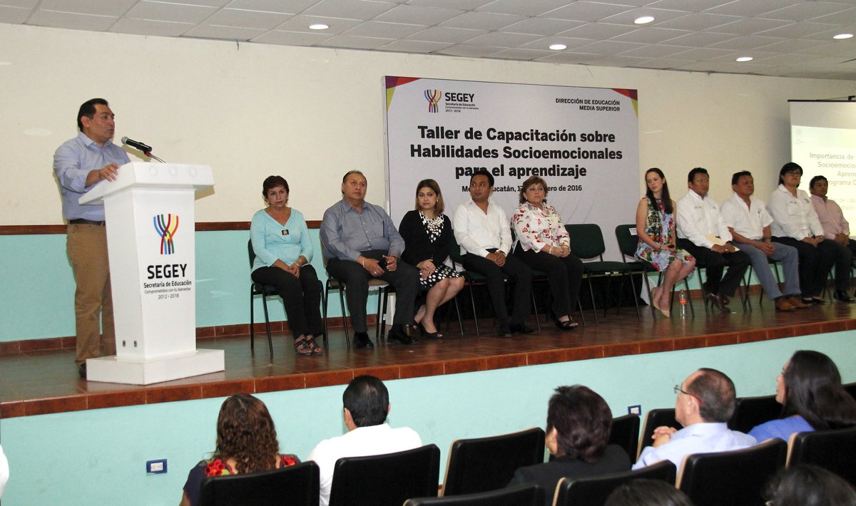 GobYucatan's tweet photo. .@ViCaballeroD ,titular de @SegeyCS ,inauguró el taller de Construye T,brindado por los resultados del #PLANEA2015 https://t.co/uFbxb9IORl