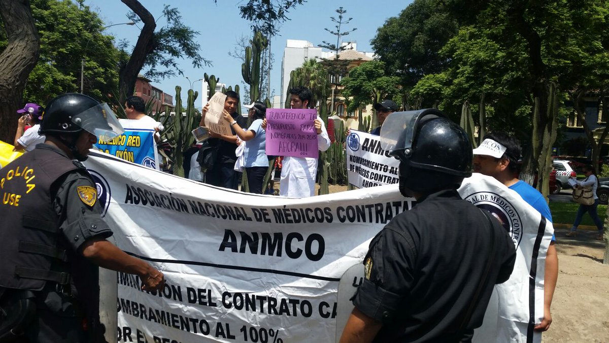 FedMedica's tweet photo. La Asociación Nacional de Médicos Contratados ANMCO presente en esta nueva jornada de lucha por el nombramiento! https://t.co/wpUHKjK0dl