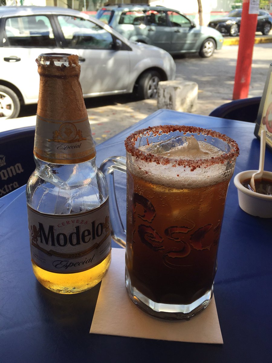 メキシコトラベルファクトリー 個人的に一番好きなメキシコのビール モデロエスペシャルです それをチリパウダー ソルト タバスコ ライム イングレサソースが入ったグラスに入れて飲みます このビールカクテルはミチェラーダと呼ばれてます メキシコ