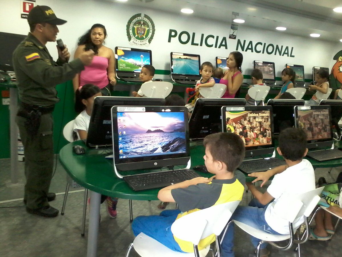 PoliciaStander's tweet photo. Si en clase se burlan o maltratan al expresar tu opinión. Informa a los profesores o a nosotros #NoMásBullying https://t.co/xtKkdgc0vL