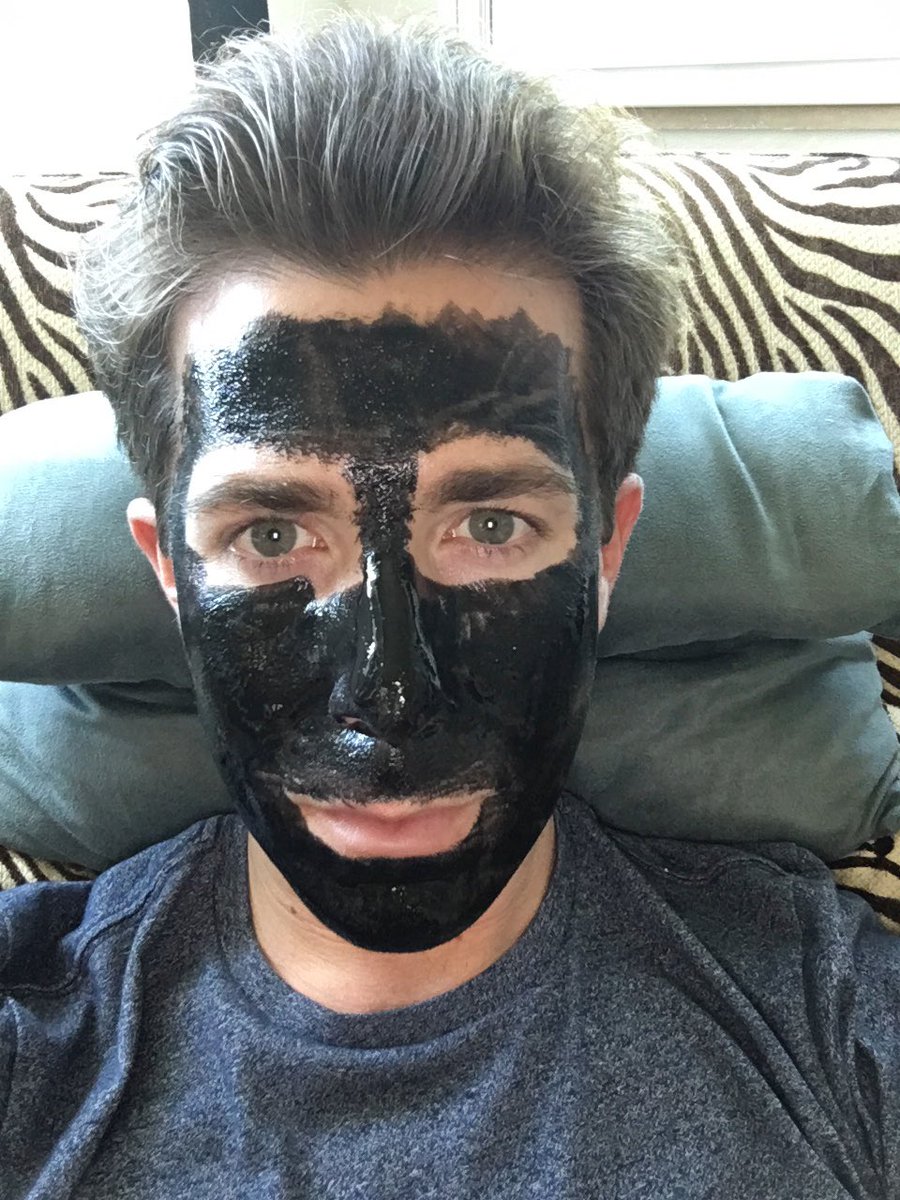 SeanKoskii's tweet image. #Upgraded from applying with my hands to a #fanbrush @bosciaskincare A WORLD of difference ;-) #menwhomask #skincare