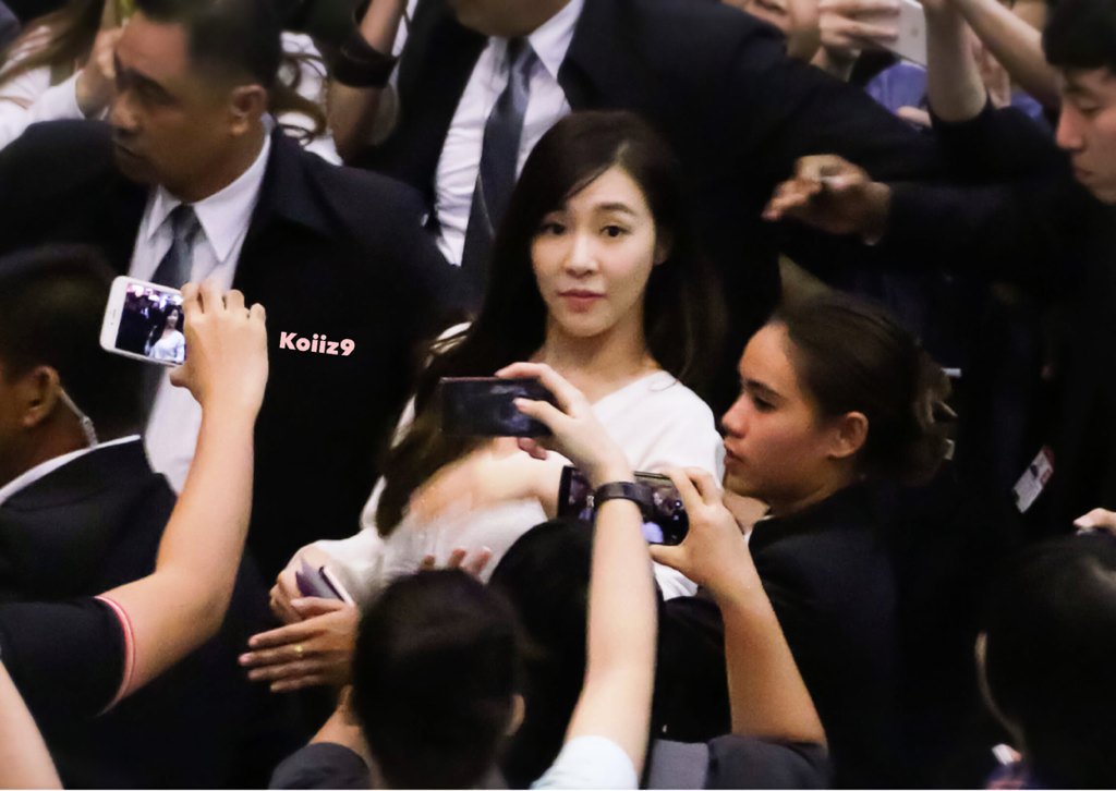 [PIC][17-02-2016]Tiffany khởi hành đi Thái Lan để tham dự sự kiện khai trương chi nhánh của thương hiệu "Christian Dior" vào hôm nay CbcCLRoUcAACewB