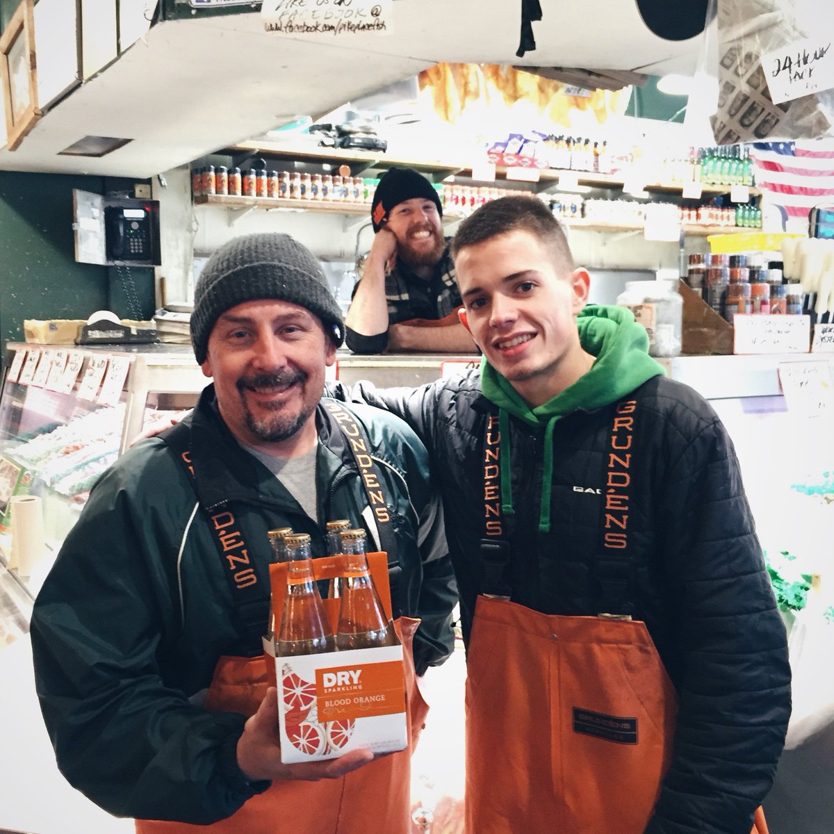 DRYSoda's tweet photo. You can't go to @pike_place market without saying hello to the @pikeplacefish guys! #DRYSparkilng #Seattle #DRYDrop https://t.co/23hCqzuFmK