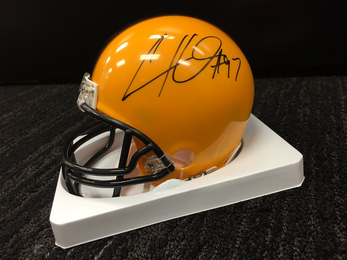 steelers's tweet photo. We want in on #RandomActsOfKindnessDay!

Anyone interested in a @CamHeyward mini-helmet?

RT for your chance to win. https://t.co/uMGeKe0mXq
