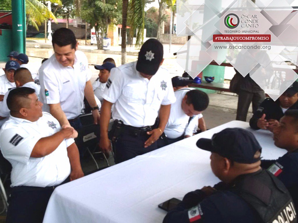 OscarCondeCanto's tweet photo. En compañía de @DavidBalam, @LG_Sanchez, @Armando_Angulo y regidores , en el convivio para los policías de #Tulum https://t.co/zzwaeizqas