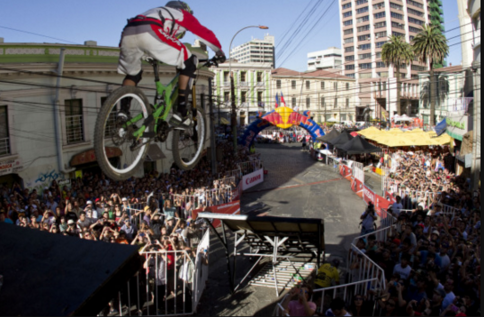 PublimetroChile's tweet photo. Este domingo no te pierdas Valparaíso Cerro Abajo de @redbullCL https://t.co/AWZFzPIGZE https://t.co/a233uDB3JE