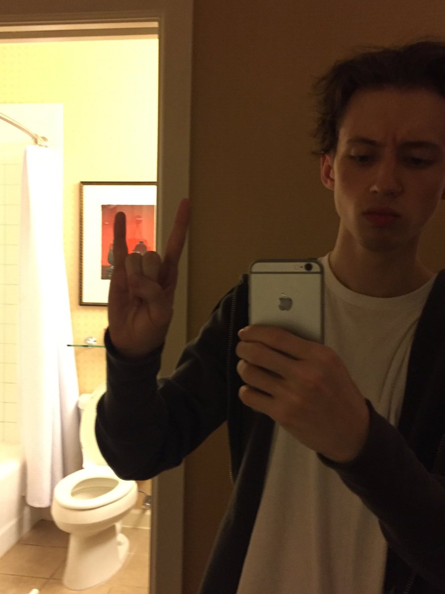troyesivan's tweet photo. last night I took off my beanie n my hair was parted like a 90's sk8r boi https://t.co/bFBP6NFZeh