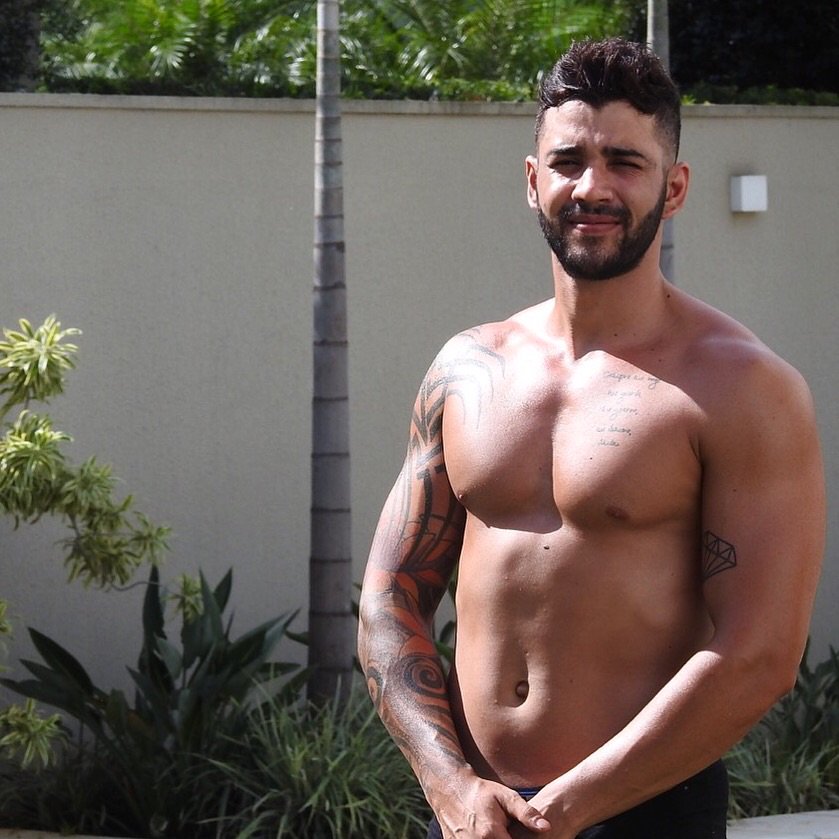 gusttavo_lima's tweet photo. Curtindo em casa, solzinho da tarde! 😜🌞💥 https://t.co/X4AtYrPkJ9