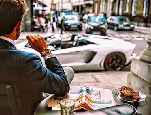 Мужик возле машины. Богатый бизнесмен. Роскошь мужчина. Фото миллионера. Богатая жизнь мужчины.