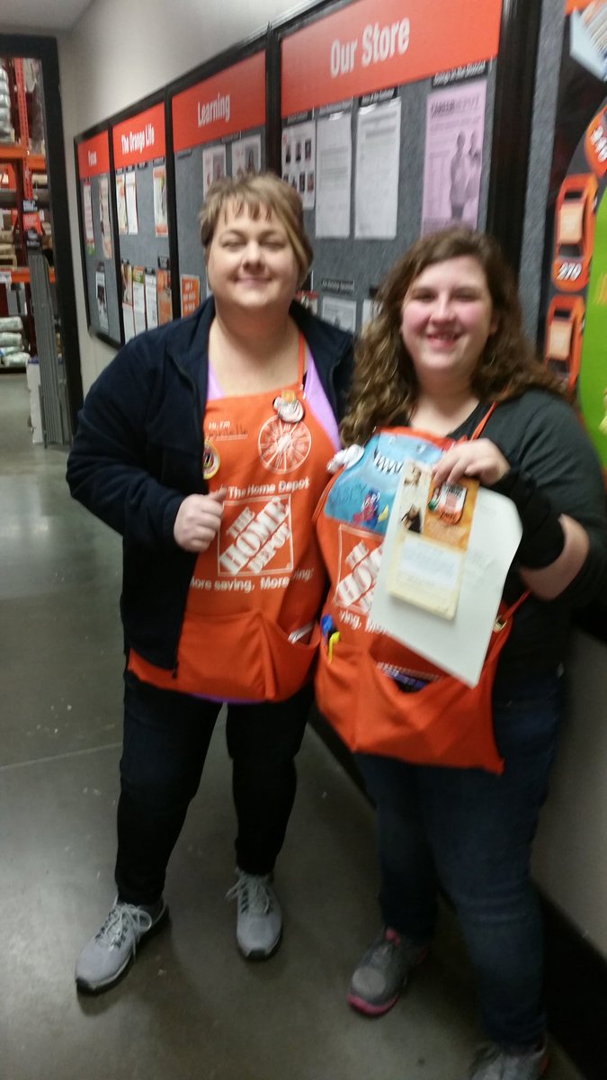 DiazDanielle's tweet photo. Casey, receiving her Homer Award from our DM. #21daychallenge #thd24hrq1 @dcbellah @LysonSandy @paulkassabdm https://t.co/zPneNtCrID