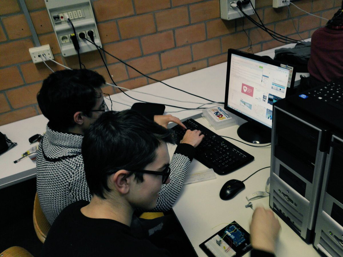 schoolmakerday's tweet photo. #schoolmakerday #belluzzi #Arduino @Fg golinelli https://t.co/JAORT5iyUn