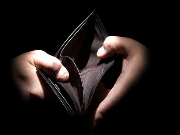 MyHoneycomb's tweet photo. Nearly half of all Canadians polled within $200 of not being able to pay monthly bills. https://t.co/F52RHjnUxs https://t.co/INTBBY1MzP