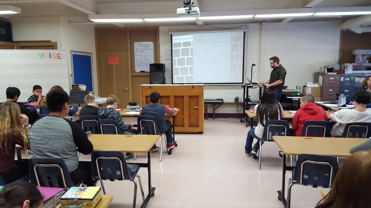d_schoblocher's tweet photo. Adding the fine arts to our day #welovemusicclass #62CMS #62learns https://t.co/y0hDYx7AmC