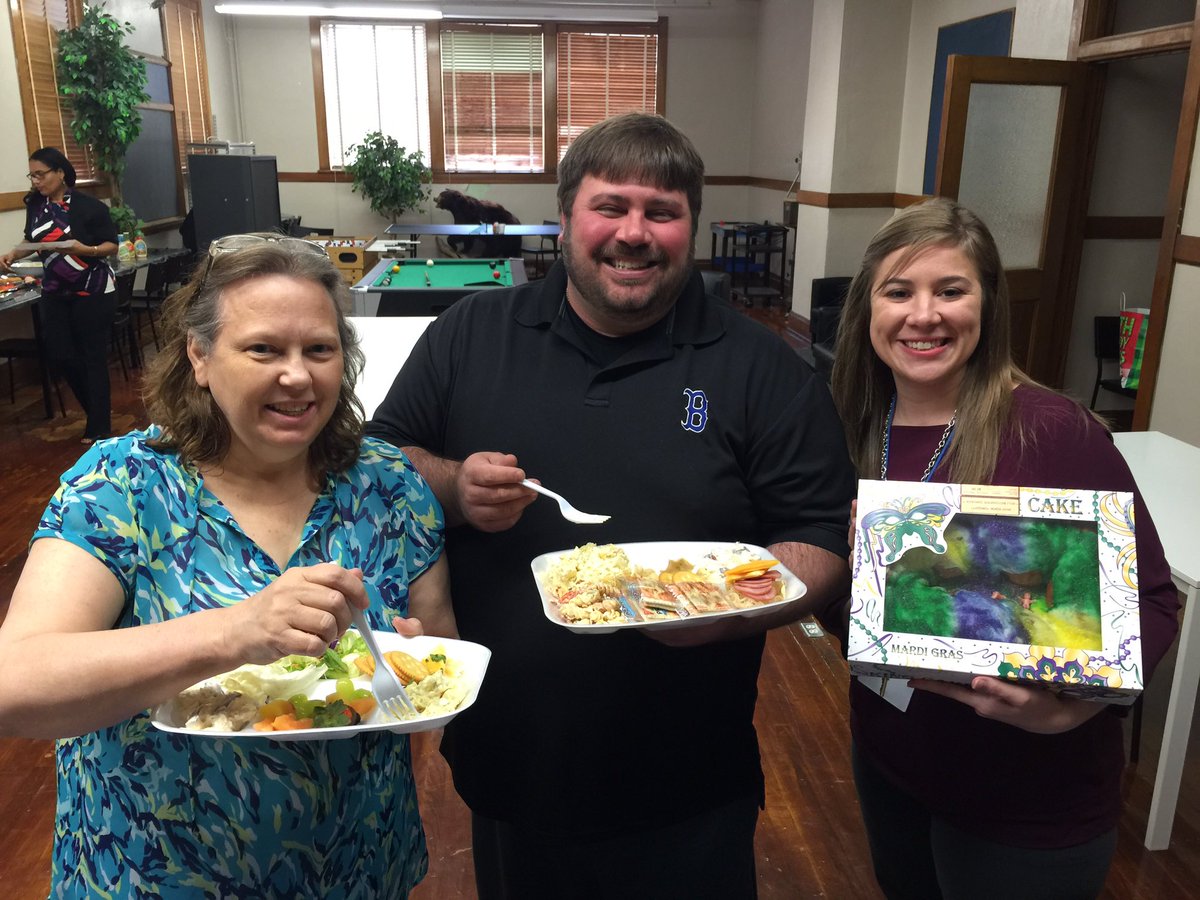 rBash2015's tweet photo. @BoltonBruin2016 Mardi Gras 
Salads n Kingcakes luncheon sponsored by the Bolton Booster Club https://t.co/YZsHp2E8AG