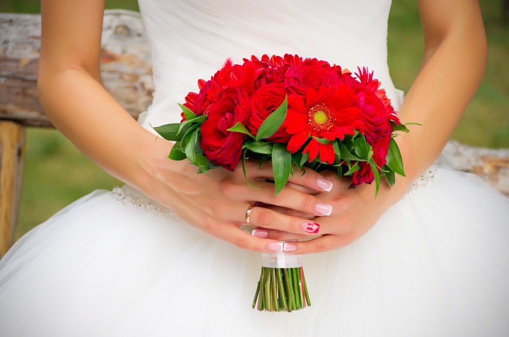 sensiblebride's tweet photo. Wedding details #bridalfashion #weddingfun #inspiration #bouquet #flowers #popofcolor #red #nails #bride #wedding https://t.co/torJNJRfDN