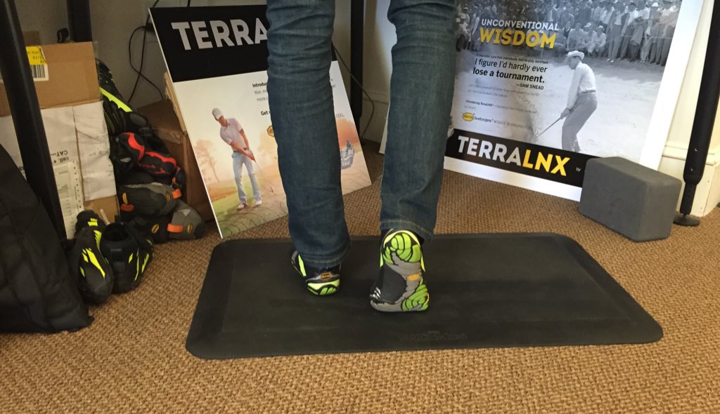 A soft mat under your feet makes a standing desk that much better. #tip #showusyourtoes #standupdesk