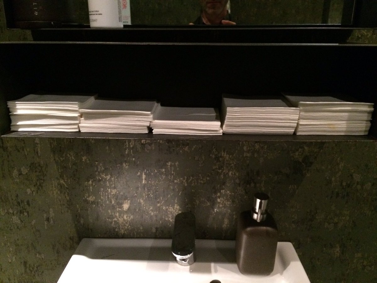 schilthuizen's tweet photo. The bell curve of restaurant toilet tissue grabbability #everydaystatistics https://t.co/mlWJLAxEFU