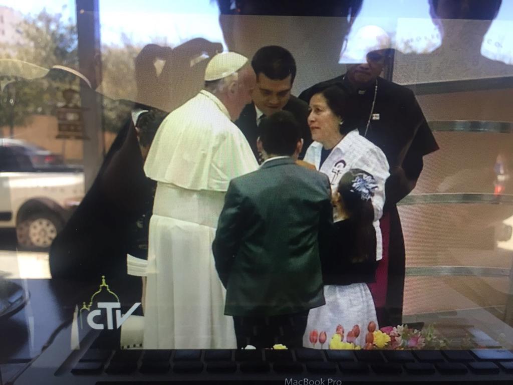 BarzonChihuahua's tweet photo. #LuchaCastro entrega carta a nombre de campesinxs #Barzonistas a @Pontifex_es #CasaComúnCUU #PapaenCDJ https://t.co/VvHyOMr2qh