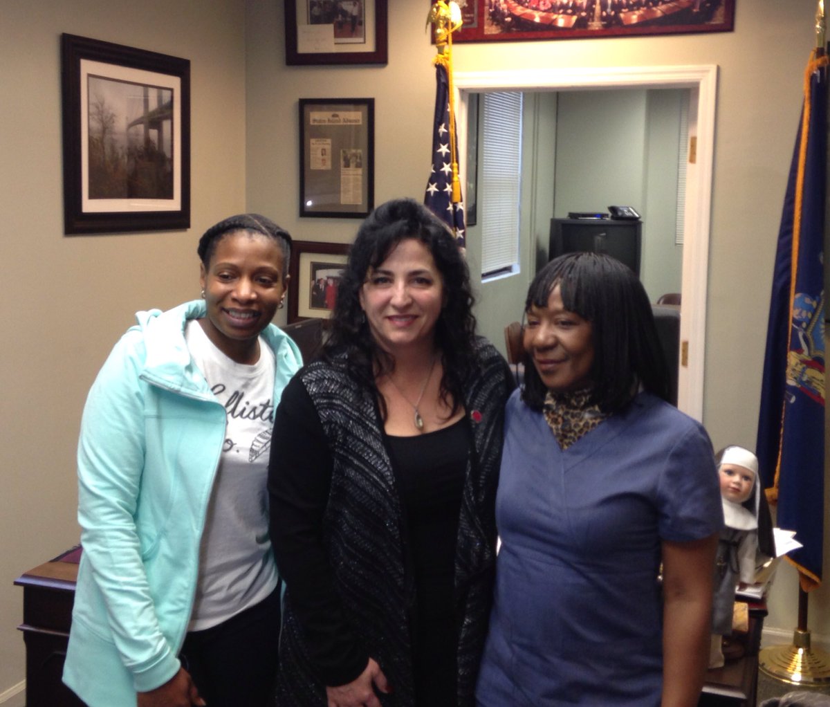UFCW2013's tweet photo. Thank you @dianesavino for backing #FightFor15! @NYSenate, make it a reality. HHAs like Nicole can't get by on $9. https://t.co/jmJTscrmw3