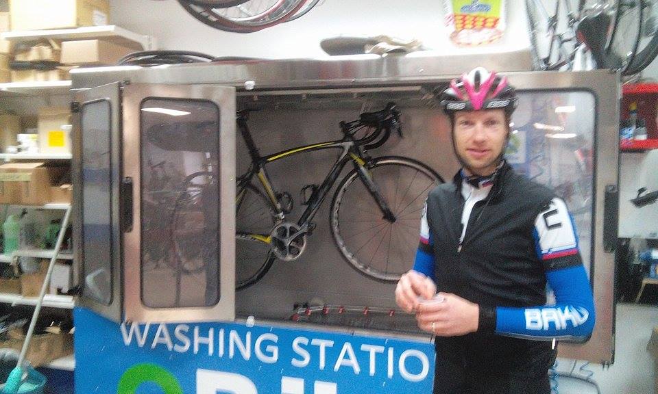KultSolkan's tweet photo. .@matejmugerli se je ustavil na kavi, njegov #fuji pa na pranju #kultsolkan #washingstation @FujiBikes #weride https://t.co/ocwiS7mm3B