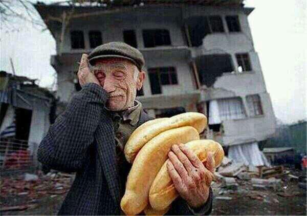 NajeeBMahfouZ_'s tweet photo. يسرقون رغيفك ثم يعطونك منه كسرة ثم يأمرونك أن تشكرهم على كرمهم .. يا لوقاحاتهم https://t.co/awzipmk4he