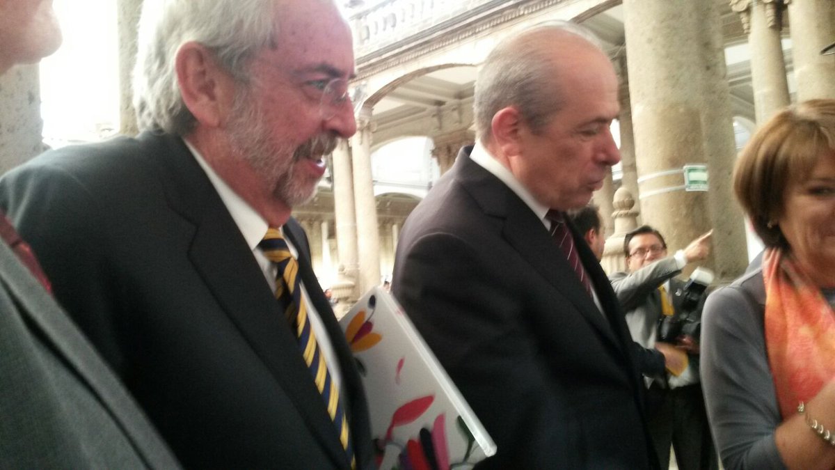 Enrique Graue Wiechers, rector de la <a href="/UNAM_MX/">UNAM</a>, recibiendo nuestra obra "Los pueblos originarios" en la <a href="/FILMineria/">FIL Palacio de Minería</a>